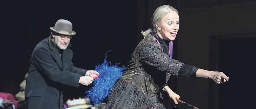 Vom Traum zum Albtraum. Anne Sofie von Otter und Wolfram Koch tragen schwarze Theaterarbeitskleidung bei ihrem den 1920er und 1930er Jahren gewidmeten Schlagerabend „Ich wollt’, ich wär’ ein Huhn!“. 