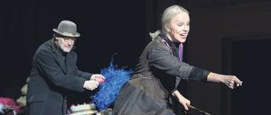 Vom Traum zum Albtraum. Anne Sofie von Otter und Wolfram Koch tragen schwarze Theaterarbeitskleidung bei ihrem den 1920er und 1930er Jahren gewidmeten Schlagerabend „Ich wollt’, ich wär’ ein Huhn!“. 