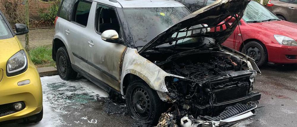 Ausgebrannt: Das in der Nacht zu Dienstag angezündete Auto des Berliner AfD-Vorsitzenden Nicolaus Fest.