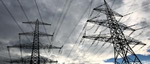 Starkstrommasten stehen nahe dem Kernkraftwerk Grafenrheinfeld.