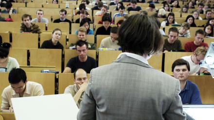 In NRW verdienen Professorinnen im Schnitt 615 Euro weniger als Professoren. 