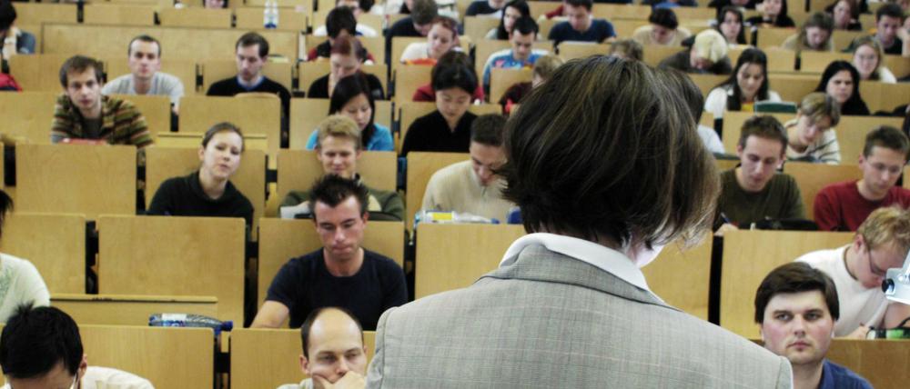 In NRW verdienen Professorinnen im Schnitt 615 Euro weniger als Professoren.