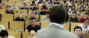 In NRW verdienen Professorinnen im Schnitt 615 Euro weniger als Professoren. 