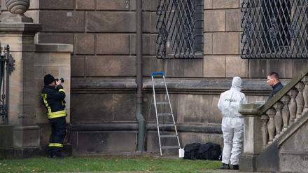 Am durchtrennten Gitterfenster des Grünen Gewölbes: Spurensicherung nach dem Einbruch im November.