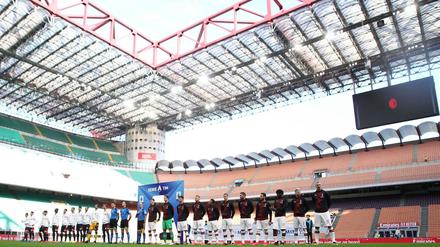 Vor leeren Rängen. So wie hier beim AC Mailand gegen Genua sieht es in Italiens Liga aus.