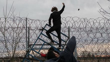 Auch Proteste helfen den Flüchtlingen zurzeit nicht, den Zaun zwischen der Türkei und Griechenland zu überwinden.