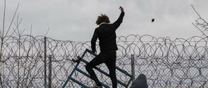 Auch Proteste helfen den Flüchtlingen zurzeit nicht, den Zaun zwischen der Türkei und Griechenland zu überwinden.