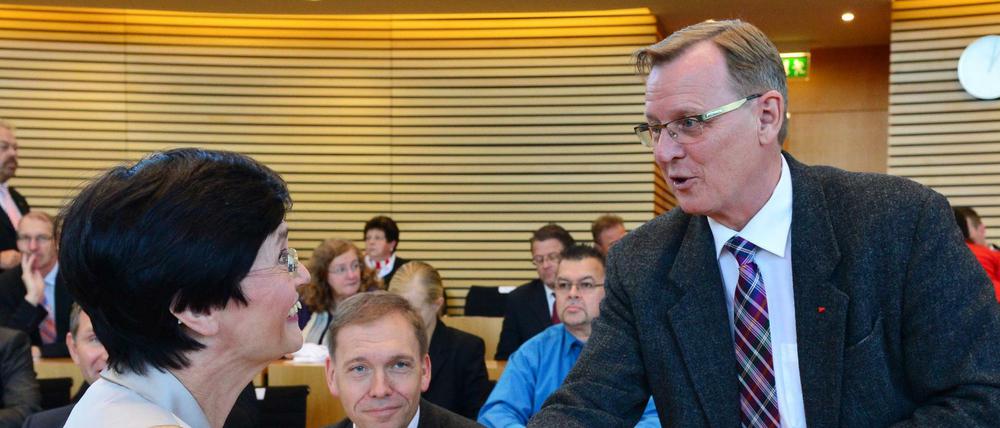Thüringens damalige Ministerpräsidentin Christine Lieberknecht (CDU) begrüßt den damaligen Fraktionschef der Linken, Bodo Ramelow, im Thüringer Landtag. 