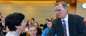 Thüringens damalige Ministerpräsidentin Christine Lieberknecht (CDU) begrüßt den damaligen Fraktionschef der Linken, Bodo Ramelow, im Thüringer Landtag. 