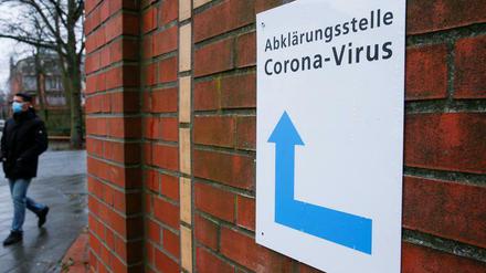 Hinweisschild zu einer "Abklärungsstelle Corona-Virus" in Berlin.