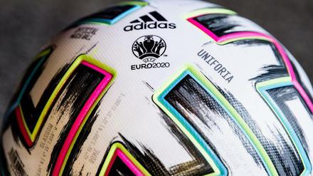 Rollt der Ball im Sommer bei der EM? Darüber muss die Uefa bald entscheiden.