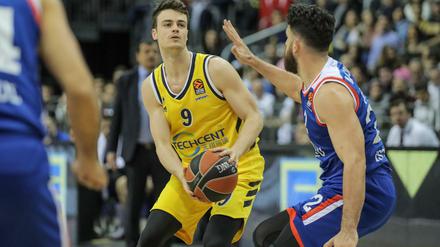 Vor der Brust: Für Jonas Mattisseck (links) und Alba Berlin stehen in dieser Woche zwei Spiele an – theoretisch.