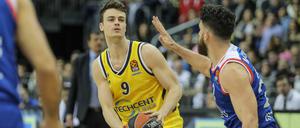 Vor der Brust: Für Jonas Mattisseck (links) und Alba Berlin stehen in dieser Woche zwei Spiele an – theoretisch.