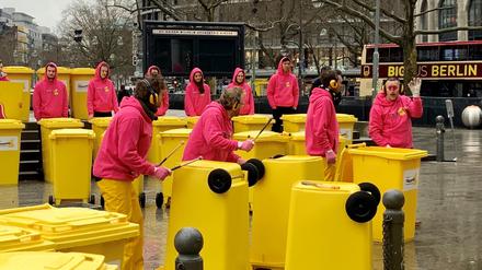 Percussion-Künstler trommeln am Dienstag (10. März 2020) bei einer Aktion der Dualen Systeme Deutschland auf dem Breitscheidplatz vor der Gedächtniskirche auf Gelben Tonnen.