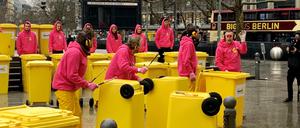 Percussion-Künstler trommeln am Dienstag (10. März 2020) bei einer Aktion der Dualen Systeme Deutschland auf dem Breitscheidplatz vor der Gedächtniskirche auf Gelben Tonnen.