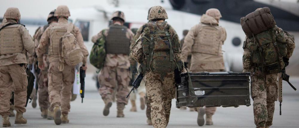 Bundeswehrsoldaten auf dem Flughafen in der afghanischen Stadt Masar-i-Scharif.