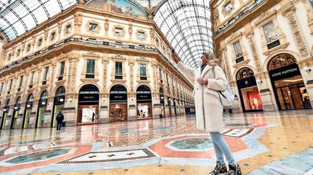 Alle auf Abstand. Nicht nur die Einkaufspassagen sind in Italien derzeit verwaist, hier ein Foto aus Mailand. 