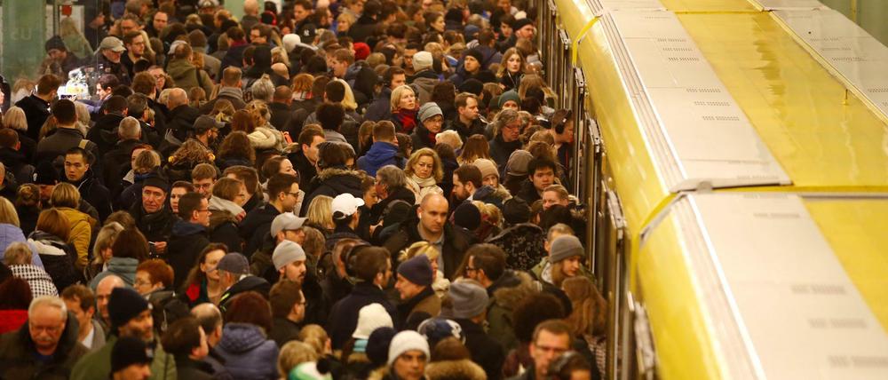 Menschenmassen vor der Berliner U-Bahn
