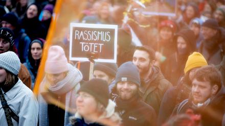 Klares Statement: Rassismus tötet. Das steht bei einer Demonstration der Berliner Seebrücke auf einem Plakat.