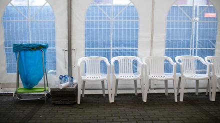 Keine Decken, keine Heizung: Das Wartezelt am DRK-Klinikum Westend.