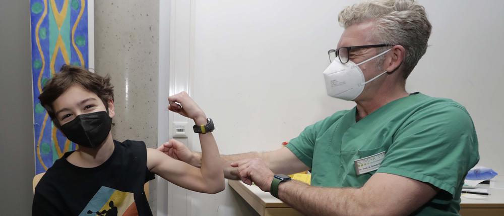 Facharzt Schulz-Gibbens impft den Zwölfjährigen Keyo Casper in der Aula der Max-von-Laue-Oberschule in Berlin-Lichterfelde.