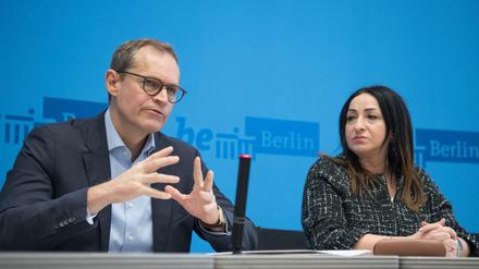 Senatschef Müller und Gesundheitssenatorin Kalayci (beide SPD) am Mittwoch auf der Pressekonferenz zu den Folgen des Coronavirus. 