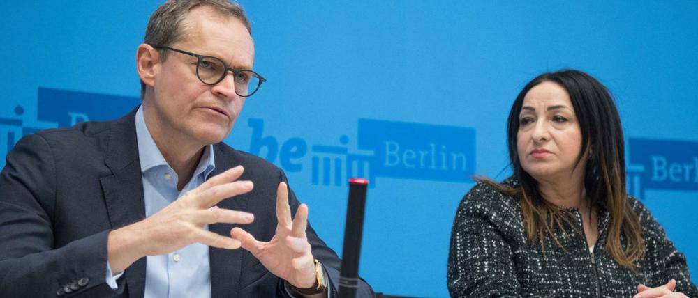 Senatschef Müller und Gesundheitssenatorin Kalayci (beide SPD) am Mittwoch auf der Pressekonferenz zu den Folgen des Coronavirus. 