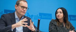 Senatschef Müller und Gesundheitssenatorin Kalayci (beide SPD) am Mittwoch auf der Pressekonferenz zu den Folgen des Coronavirus. 