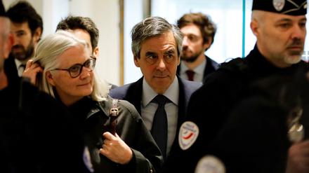 Der ehemalige französische Premierminister François Fillon steht wegen mutmaßlicher Scheinbeschäftigung seiner Frau Penelope (links) vor Gericht. 