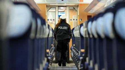 Zwei Polizisten gehen durch einen ICE (Symbolbild).