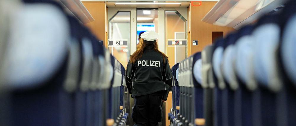Zwei Polizisten gehen durch einen ICE (Symbolbild).