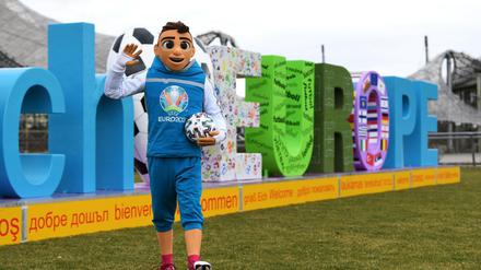 Skillzy, das EM-Maskottchen, sollte ein neues Outfit bekommen: mit der Aufschrift Euro 2021. 