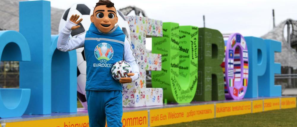 Skillzy, das EM-Maskottchen, sollte ein neues Outfit bekommen: mit der Aufschrift Euro 2021.
