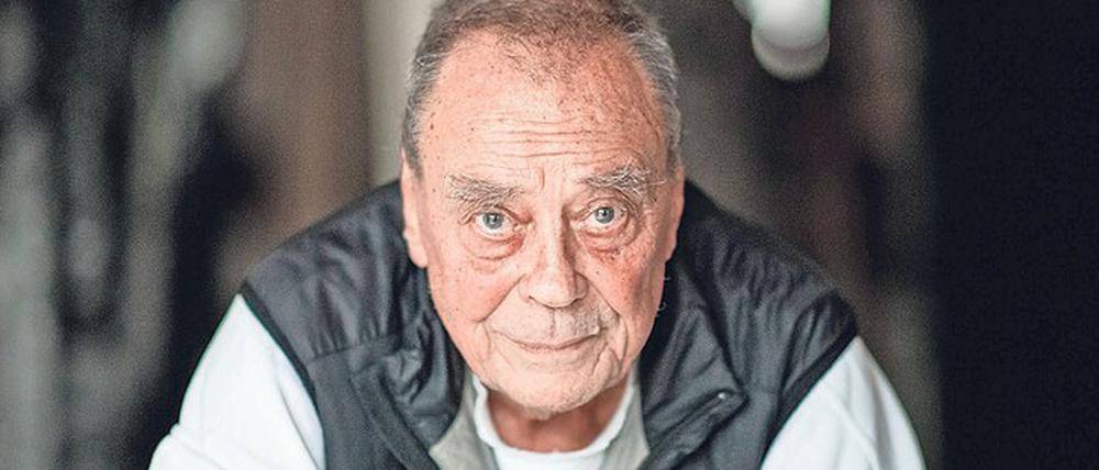 Uecker stammt von der Ostsee und lebt in Düsseldorf.