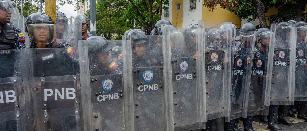 Sicherheitskräfte hinderten die Protestierenden daran, zur Nationalversammlung zu gelangen.