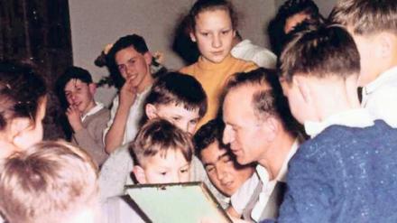 Reich des Horrors: Kolonie-Gründer Paul Schäfer inmitten von Kindern. 