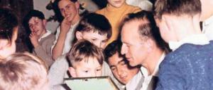 Reich des Horrors: Kolonie-Gründer Paul Schäfer inmitten von Kindern. 