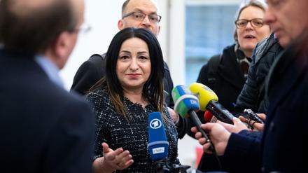 Dilek Kalayci (SPD), Berliner Gesundheitssenatorin, besucht die Coronavirus-Untersuchungsstelle im ehemaligen Tropen-Institut der DRK Kliniken Berlin Westend.