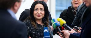 Dilek Kalayci (SPD), Berliner Gesundheitssenatorin, besucht die Coronavirus-Untersuchungsstelle im ehemaligen Tropen-Institut der DRK Kliniken Berlin Westend.