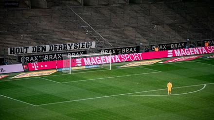 Torwart Yann Sommer (1.) von Borussia Mönchengladbach steht vor der leeren Nordkurve.