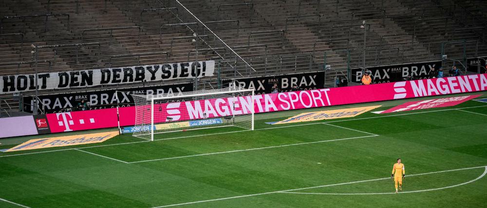 Torwart Yann Sommer (1.) von Borussia Mönchengladbach steht vor der leeren Nordkurve.