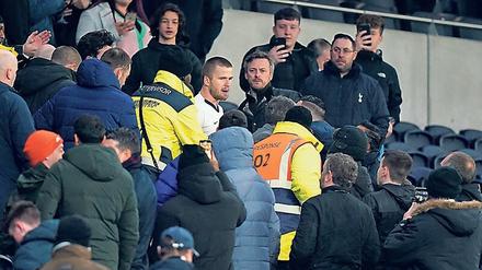 Ein Dier im Manne. Der Spurs-Spieler schnappt sich den Fan.