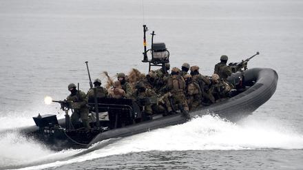 Kampfschwimmer der Marine fahren auf einem Schlauchboot bei einer Übung in Eckernförde (Archiv).