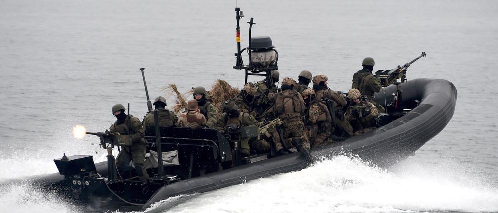 Kampfschwimmer der Marine fahren auf einem Schlauchboot bei einer Übung in Eckernförde (Archiv).
