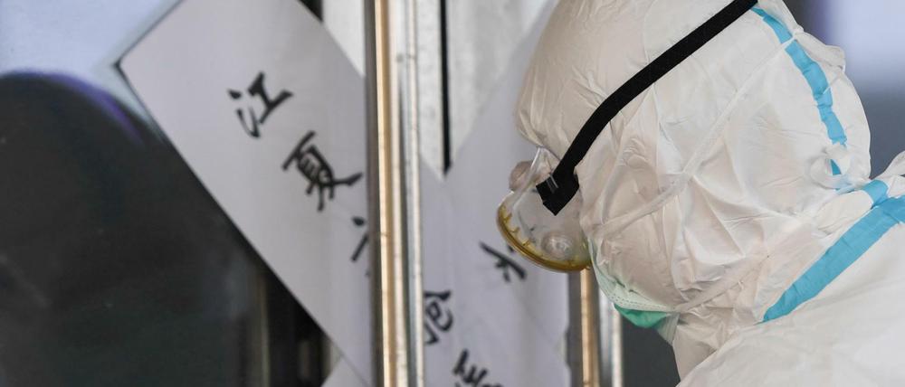 Ein medizinischer Mitarbeiter sperrt ein Krankenhaus in China ab.