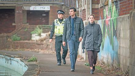 Detective Lisa Armstrong (Morven Christie) verheimlicht nicht nur ihrem Kollegen Med Kharim (Taheen Modak, Mitte) eine kompromittiernde Affäre.