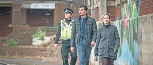 Detective Lisa Armstrong (Morven Christie) verheimlicht nicht nur ihrem Kollegen Med Kharim (Taheen Modak, Mitte) eine kompromittiernde Affäre. 