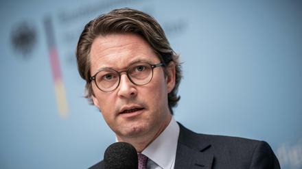 Bundesverkehrsminister Andreas Scheuer (CSU) bei einer Pressekonferenz zum Umgang mit der Bahn im Rahmen der Corona-Krise. 