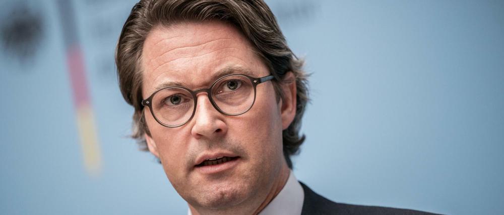 Bundesverkehrsminister Andreas Scheuer (CSU) bei einer Pressekonferenz zum Umgang mit der Bahn im Rahmen der Corona-Krise.