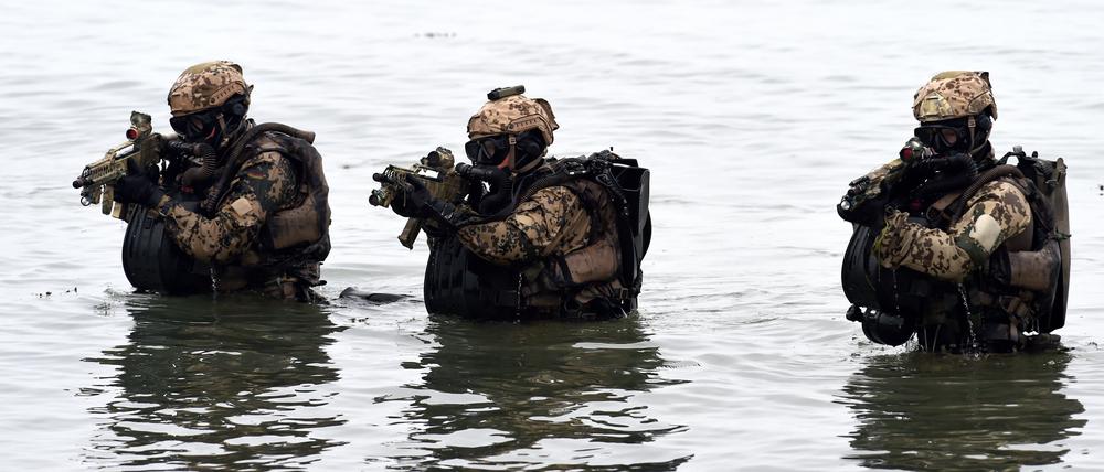 Kampfschwimmer des Kommando Spezialkräfte (KSK) bei einer Übung. Die Abteilung des mutmaßlichen Spions rüstet auch das KSK aus. 